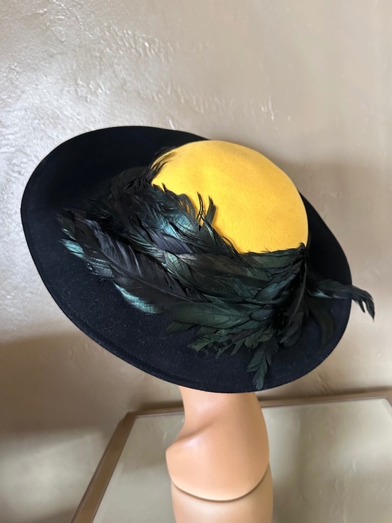 DESIGNER 1950s\' YELLOW & BLACK WIDE BRIM HAT + ROOSTER FEATHERS main image 7